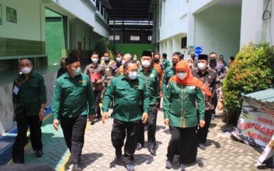 Potret Gubernur Khofifah Meninjau Langsung Lomba Kompetensi Siswa Jatim 2022 di Blitar