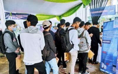 Potret Pelamar Rela Berdesakan Hingga Antri Panjang Demi Pekerjaan Impian Dalam Job Matching SMK Islam 1 Blitar