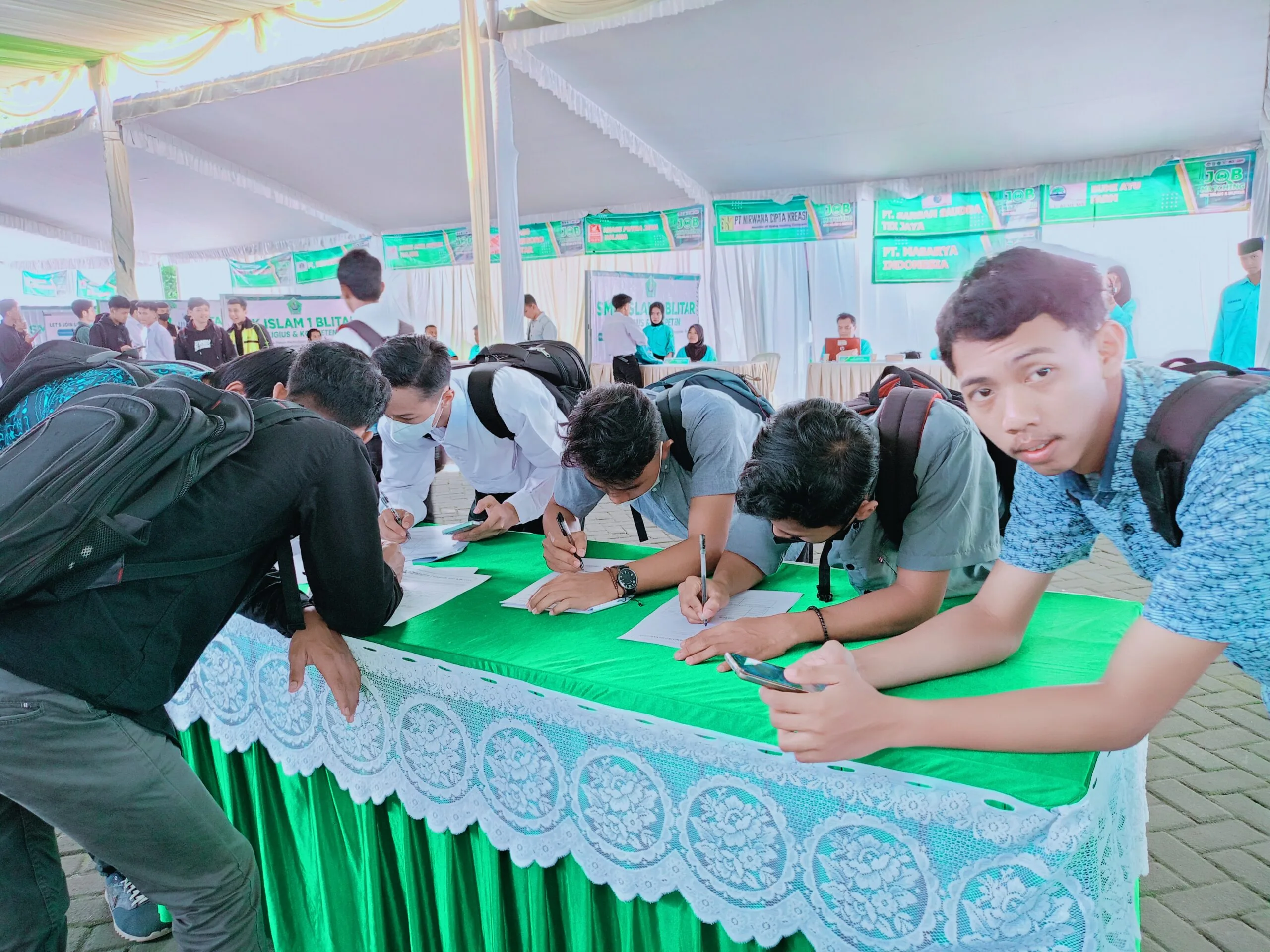 Ribuan pencari kerja melamar pekerjaan saat Job Matching SMK Islam 1 Blitar