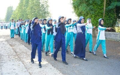 Latihan Baris Berbaris Siswa SMK Islam 1 Blitar Menarik Perhatian Warga