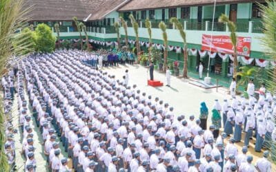 Upacara Penurunan Bendera Merah Putih Menandai Kemeriahan Peringatan HUT RI ke-78 di SMK Islam 1 Blitar