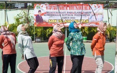 Semarak dan Kompak: Lomba Bapak/Ibu Guru, Tata Usaha, dan Siswa-siswi Meriahkan HUT RI ke-78 di SMK Islam 1 Blitar