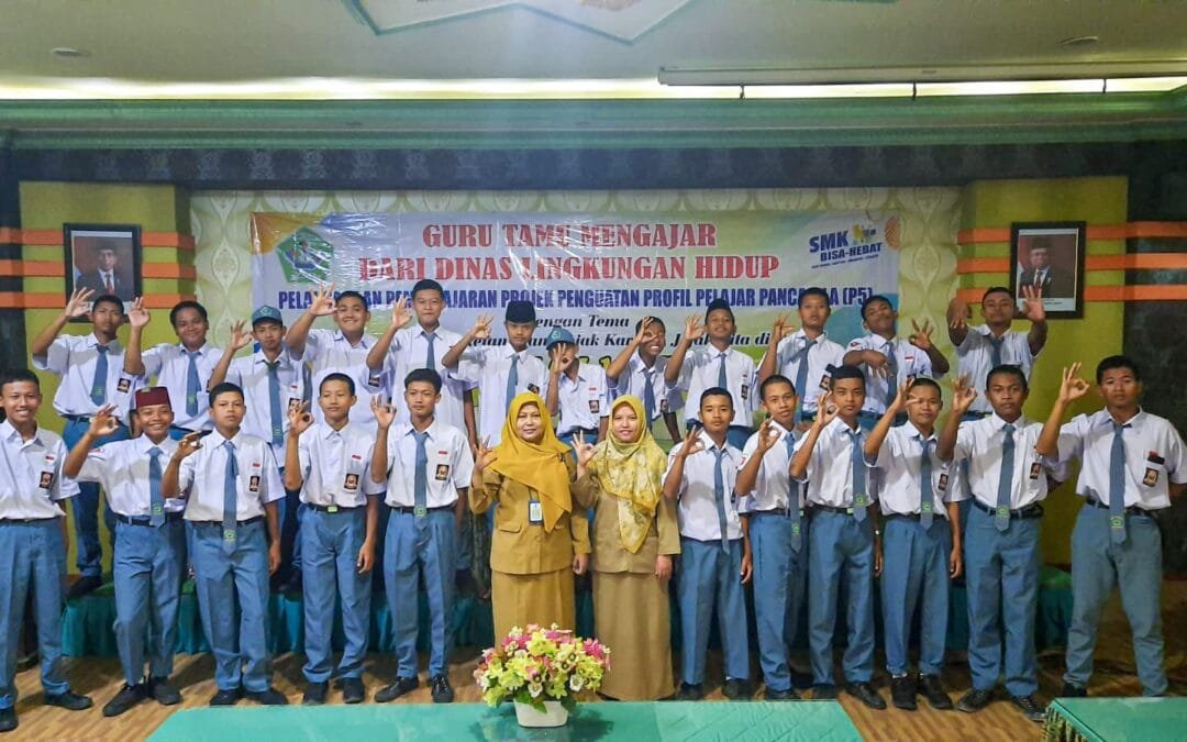 Guru Tamu dari Dinas Lingkungan Hidup Kota Blitar Memberikan Materi Kepedulian Lingkungan di SMK Islam 1 Blitar