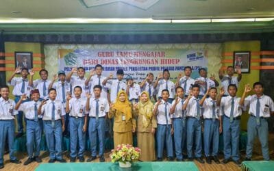 Guru Tamu dari Dinas Lingkungan Hidup Kota Blitar Memberikan Materi Kepedulian Lingkungan di SMK Islam 1 Blitar