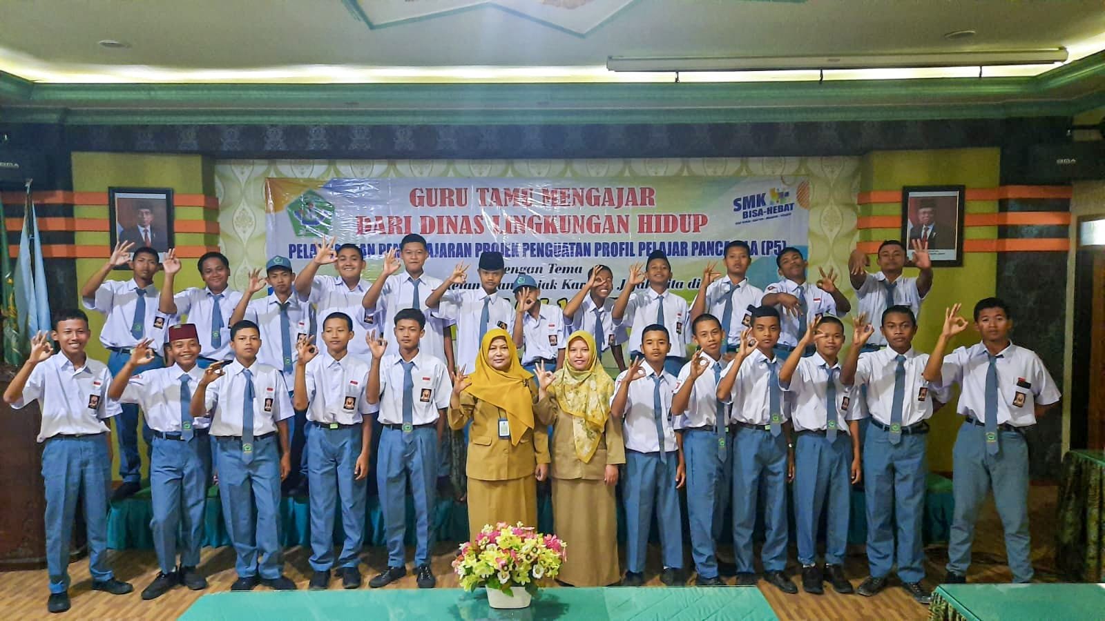 Guru Tamu dari Dinas Lingkungan Hidup Kota Blitar Memberikan Materi Kepedulian Lingkungan di SMK Islam 1 Blitar