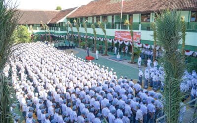 Kemeriahan Upacara Pengibaran Bendera Merah Putih Memeriahkan HUT 17 Agustus 2023 di SMK Islam 1 Blitar