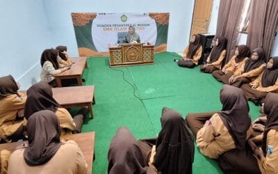 Pengajian Siswi SMK Islam 1 Blitar, Bersama Umi Ula: Perempuan Harus Menjaga Etika