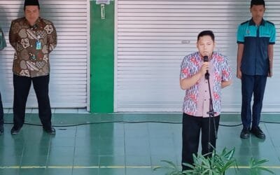 Siswa-siswi SMK Islam 1 Blitar Berkumpul dalam Apel Hari Batik Nasional