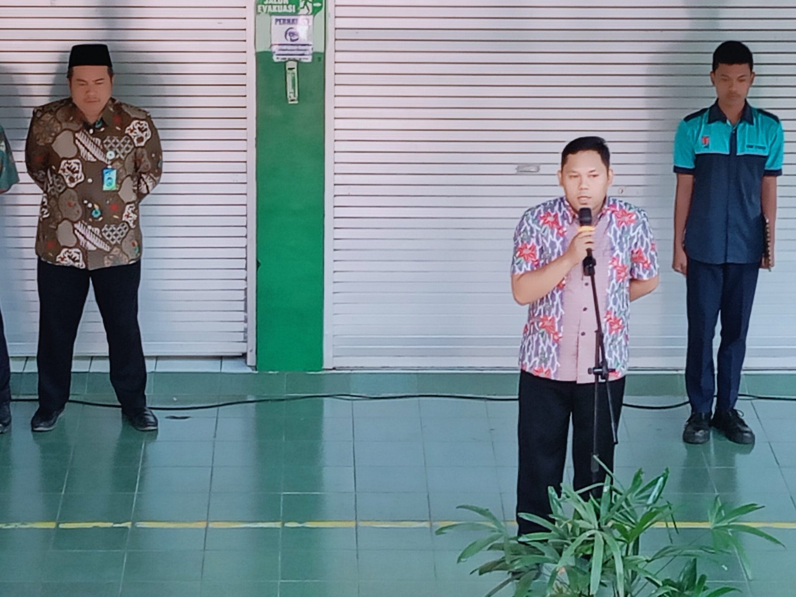 Siswa-siswi SMK Islam 1 Blitar Berkumpul dalam Apel Hari Batik Nasional