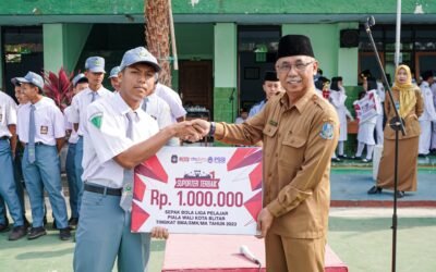 Penyerahan Trophy Siswa Berprestasi Sepak Bola di SMK Islam 1 Blitar