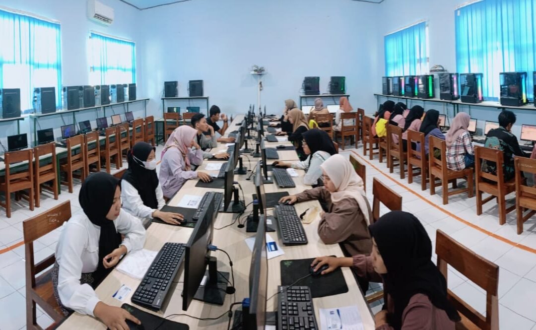 Universitas Terbuka Malang Gelar Ujian Akhir Semester di SMK Islam 1 Blitar dengan Puluhan Mata Kuliah Diujikan