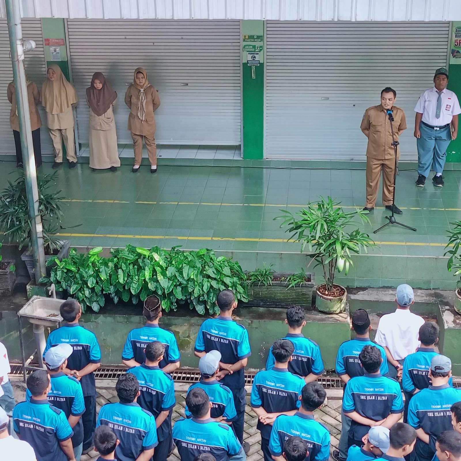 Semangat Pagi di SMK Islam 1 Blitar: Apel Rutin dan Pesan Mendalam dari Pembina Upacara