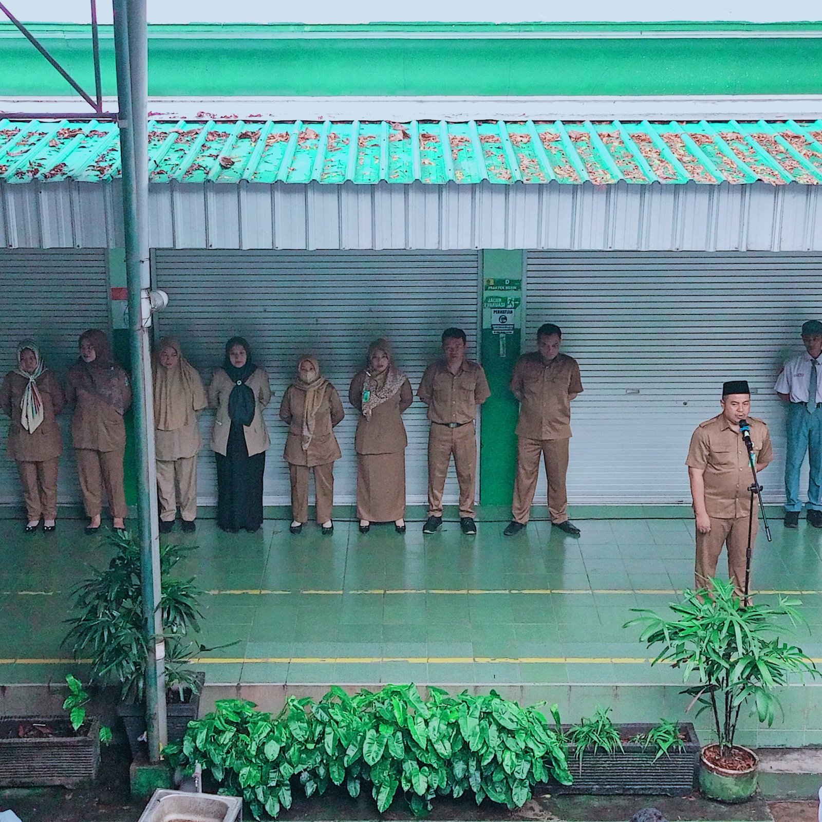 Upacara Apel Rutin: Pesan Pembina Upacara Abdul Majid M.Pd I untuk Siswa-siswi SMK Islam 1 Blitar