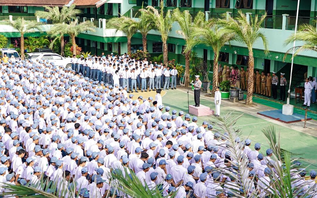 SMK Islam 1 Blitar Gelar Upacara Bendera dan Sosialisasi Keamanan Berlalu Lintas Bersama Polres Blitar Kota
