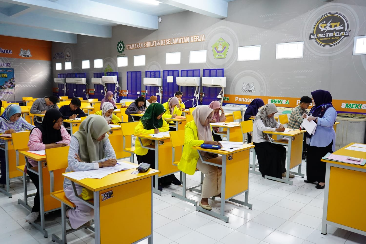 Universitas Terbuka Malang Gelar Ujian Tatap Muka Serentak di SMK Islam 1 Blitar