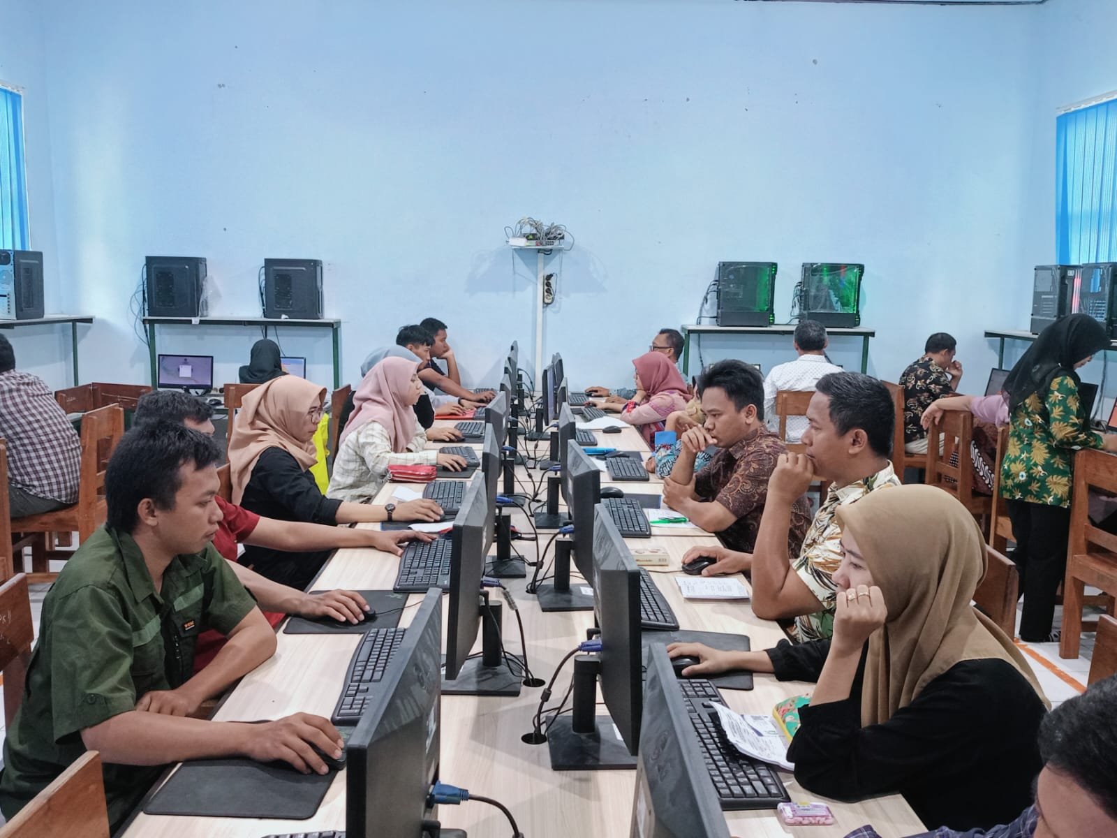 Ratusan Mahasiswa Universitas Terbuka Malang di Kota Blitar Ikuti Ujian Online