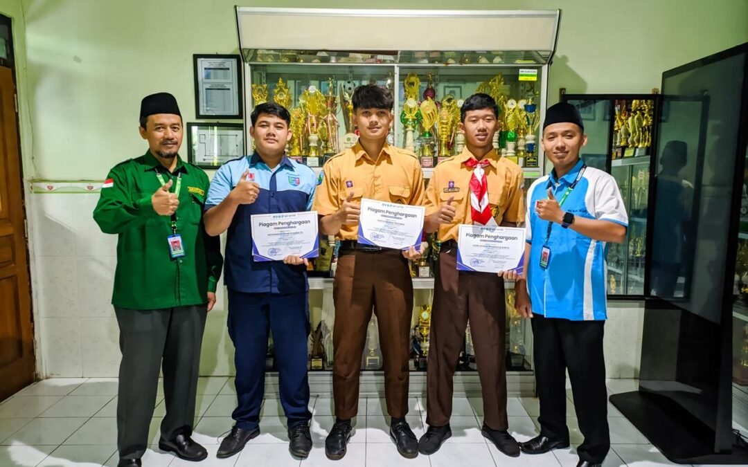 SMK Islam 1 Blitar Serahkan Hadiah Sayembara Desain Logo Hari Lahir ke-57