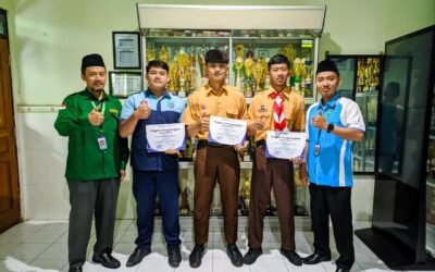 SMK Islam 1 Blitar Serahkan Hadiah Sayembara Desain Logo Hari Lahir ke-57
