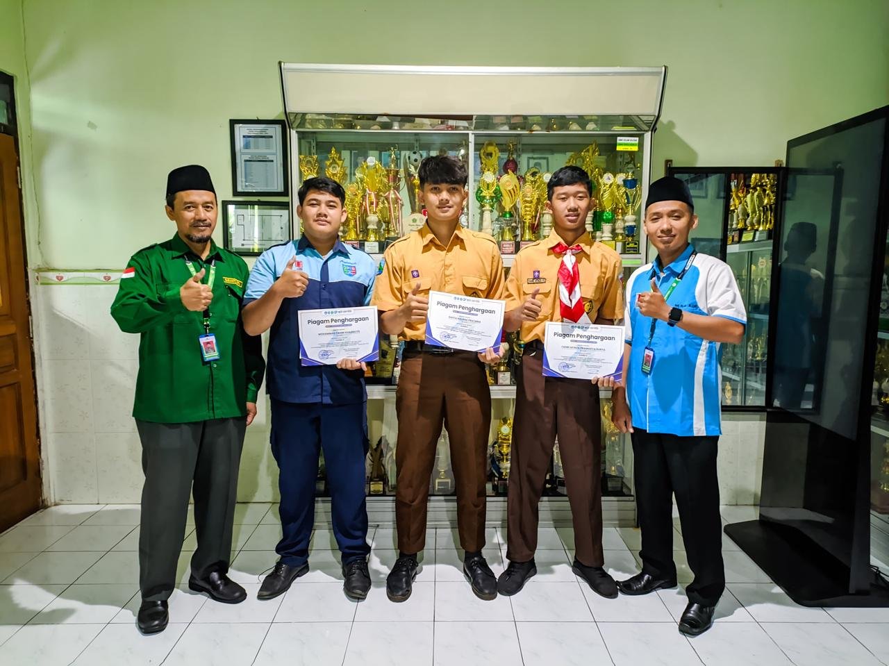 SMK Islam 1 Blitar Serahkan Hadiah Sayembara Desain Logo Hari Lahir ke-57