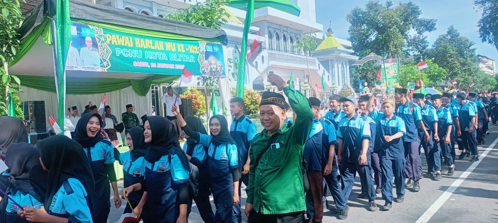 Ribuan Siswa-Siswi Maarif NU Meriahkan Pawai Harlah NU ke-102 di Kota Blitar