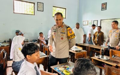 SMK Islam 1 Blitar Terima MBG Perdana dari SPPG Kauman, Distribusi Perdana Didampingi Kapolres Blitar Kota