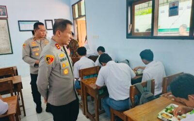 Kapolres Blitar Kota Kawal Langsung Penyaluran Ribuan MBG di SMK Islam 1 Blitar