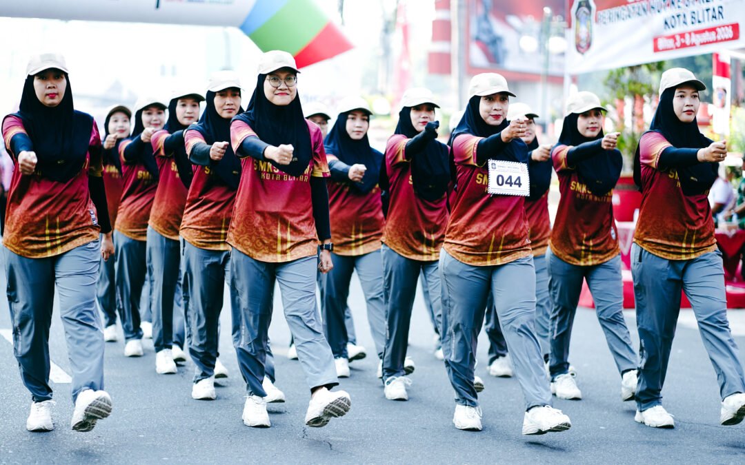 Semangat Kemerdekaan! Guru dan Karyawan SMKS Islam 1 Kota Blitar Tampil Kompak di Lomba Gerak Jalan HUT ke-81 RI
